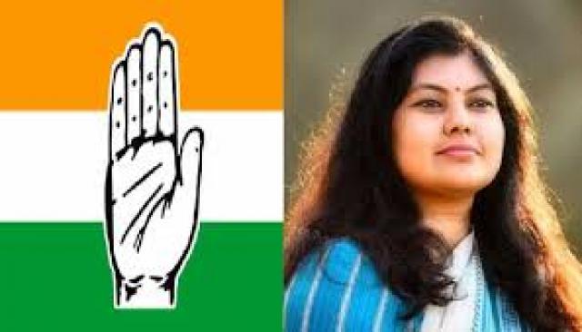 ತಳ್ಳು ಗಾಡಿ ಮೂಲಕ ಅರ್ಹ ಬಡ ಕುಟುಂಬಳಿಗೆ ಆಹಾರ ಧಾನ್ಯ ವಿತರಿಸಿದ  ಶಾಸಕಿ ಸೌಮ್ಯ ರೆಡ್ಡಿ